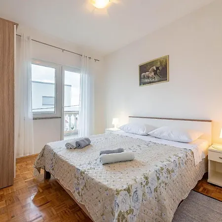 Family Friendly Seaside Apartments Kozino, Zadar - 5749 * Petrcane